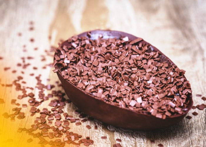 Ovo de Páscoa ao leite com ganache de chocolate amargo