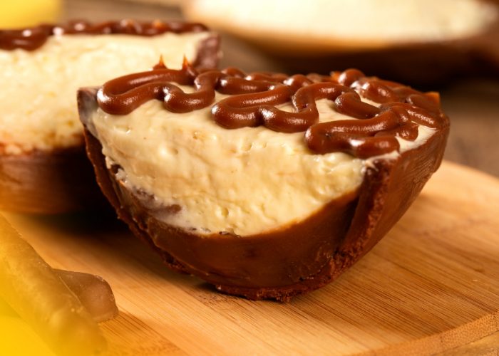 Ovo de Páscoa de chocolate branco com recheio de ninho