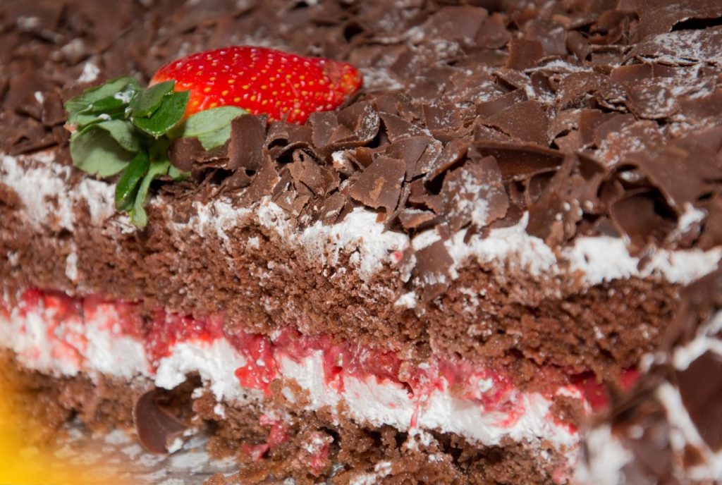 Receita de bolo de chocolate com morango