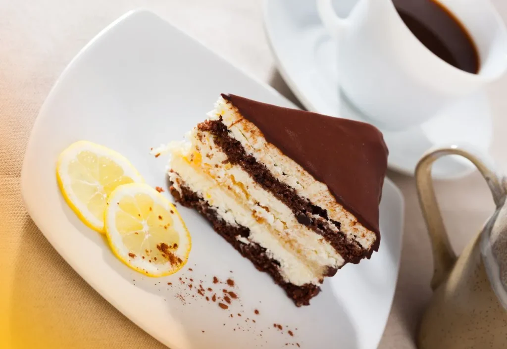 Que tal preparar hoje um bolo de chocolate recheado com mousse de limão