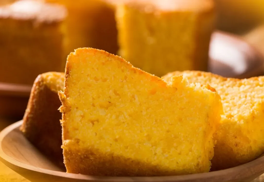Venha preparar aqui um delicioso bolo de milho cremoso recheado, assado no forno!
