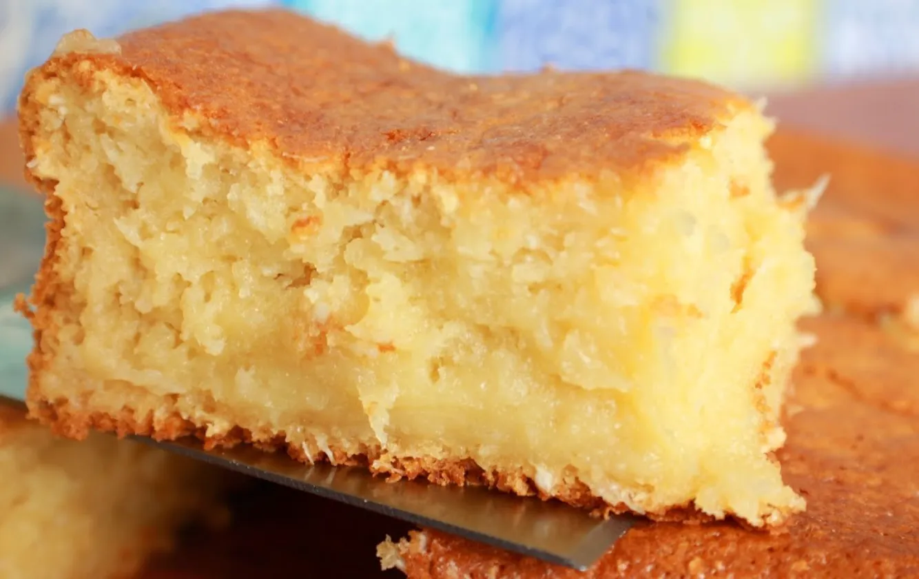 Receita de Bolo Queijadinha Cremoso de Liquidificador com Leite Condensado