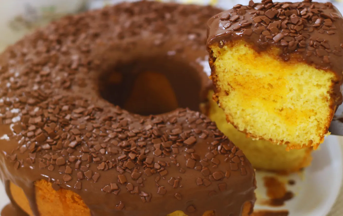 Receita de Bolo Simples com Cobertura de Chocolate