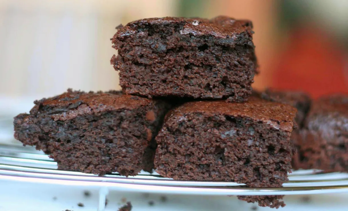 Bolo de Chocolate Low Carb com Mousse de Abacate Uma Sobremesa Saudável e Deliciosa