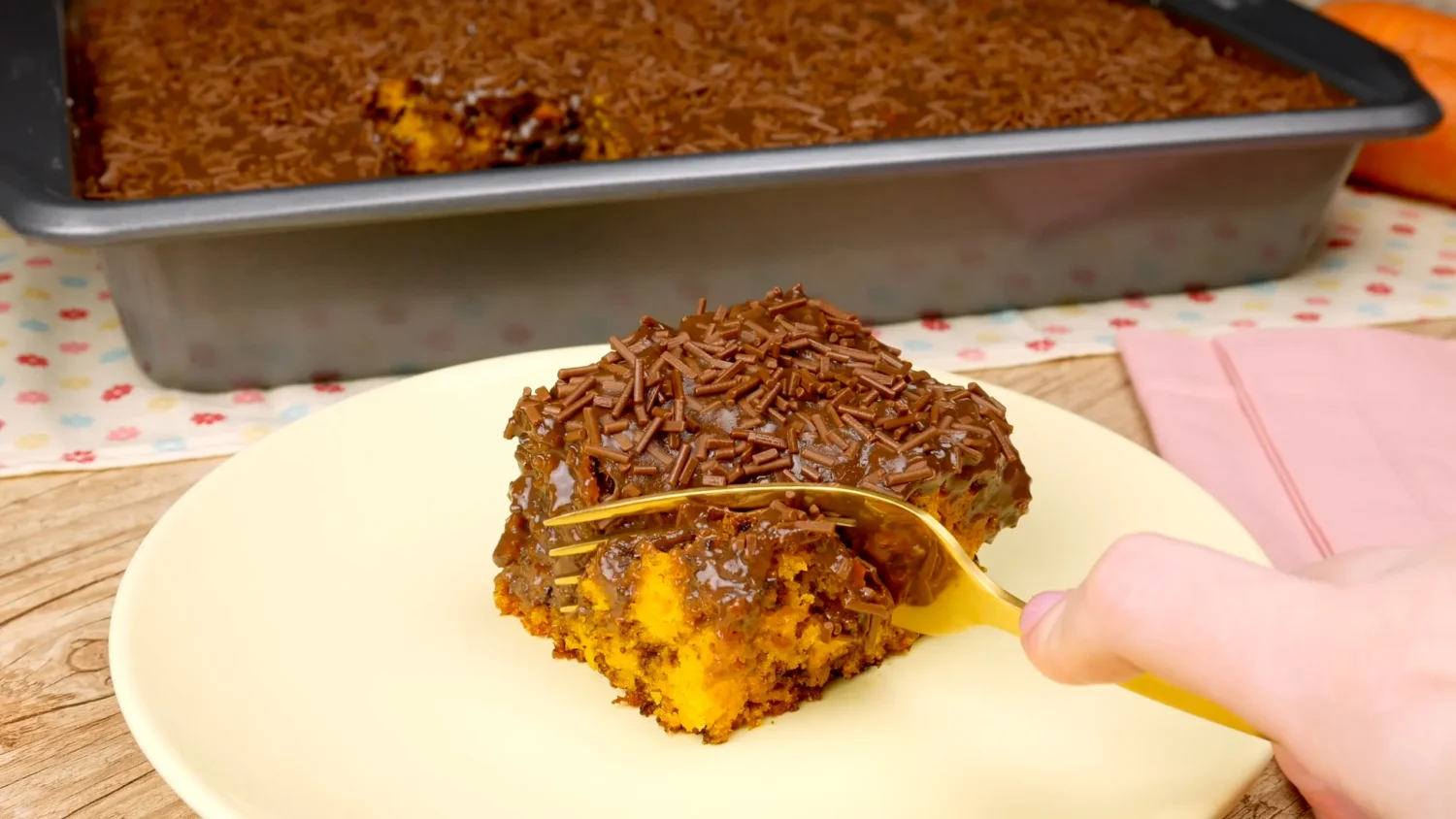 Acompanhamentos para o Bolo de Cenoura Formigueiro que Vão Deixar sua Experiência Ainda Melhor