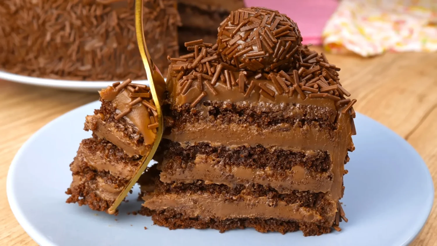 Modo de Preparo do Bolo de Brigadeiro de Festa de Forma Simples e Rápida