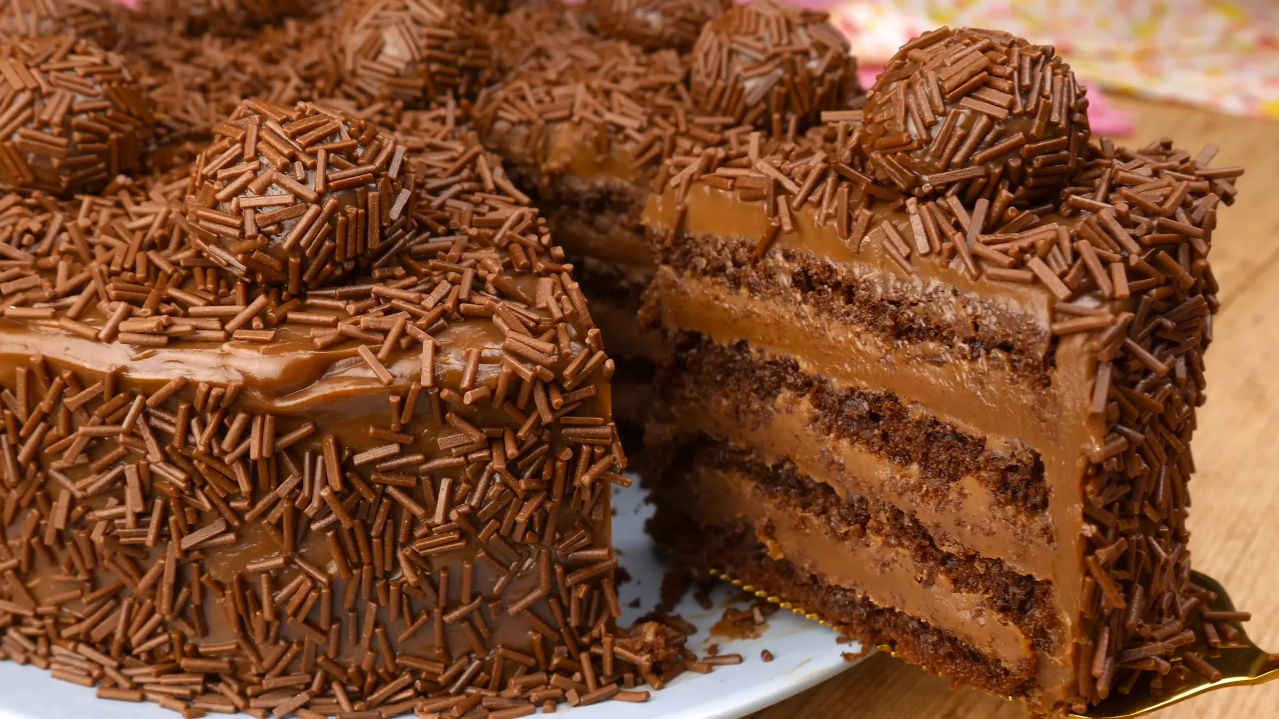 Bolo de Brigadeiro de Festa Perfeito e Fácil de Fazer, Pronto em Poucos Minutos