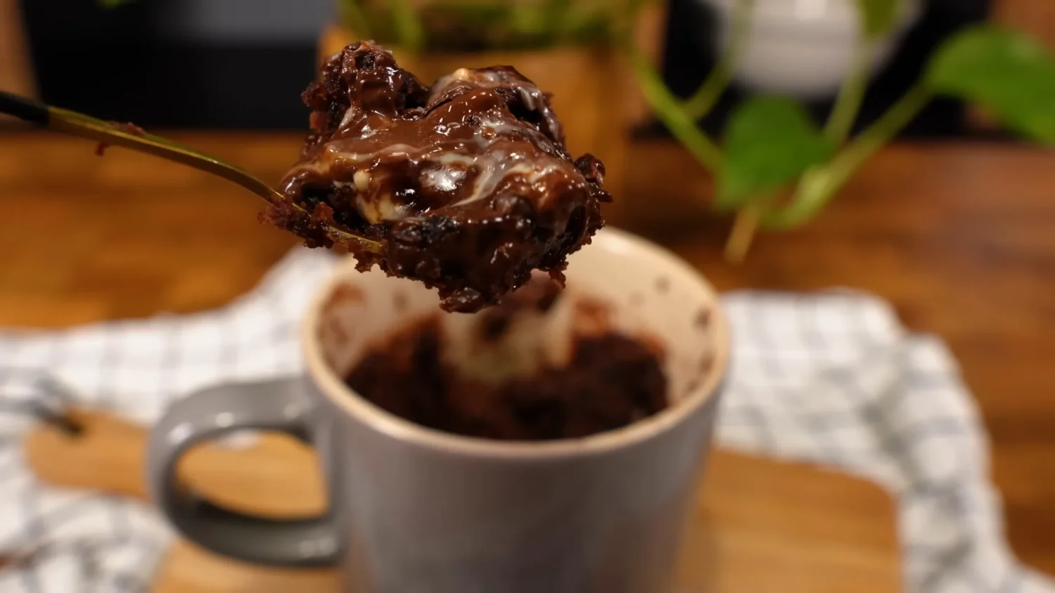 Bolo de Caneca no Microondas Fofinho e Recheado, Perfeito para a Vontade de Doce