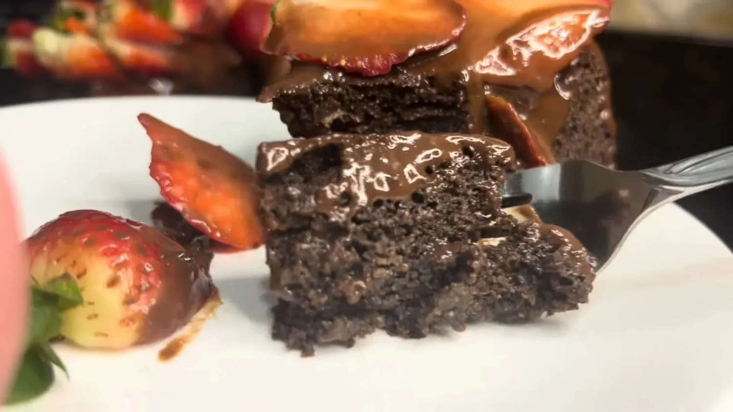 Bolo de Chocolate com Morango Low Carb Delícia Saudável e Fácil de Fazer