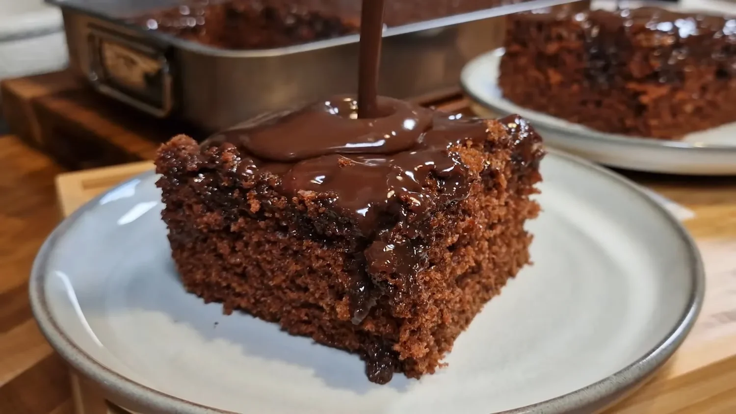 Bolo de chocolate molhadinho no liquidificador Delicioso e fácil de fazer