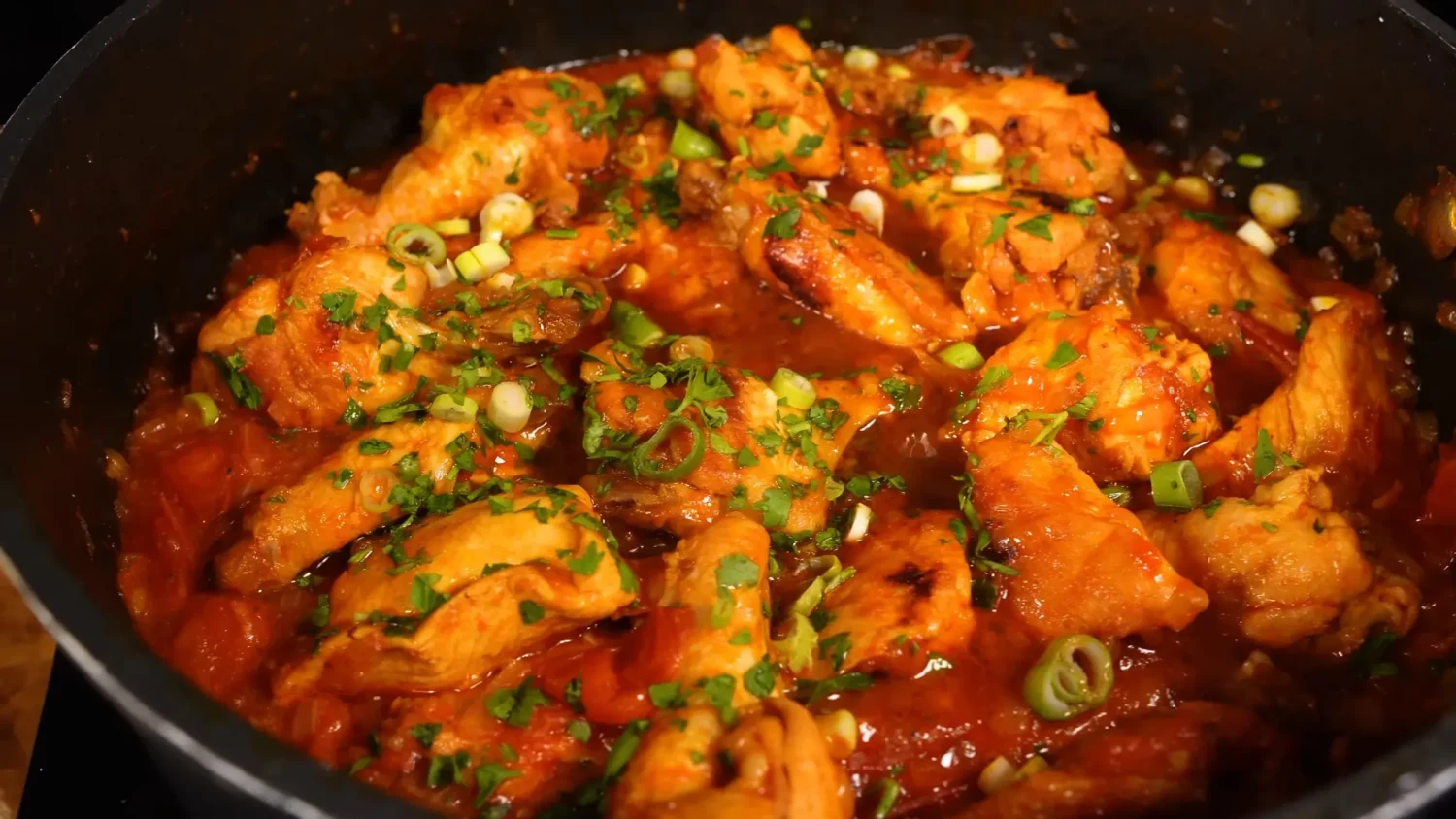 Frango Ensopado com Molho de Tomate Receita Fácil e Saborosa para o Dia a Dia