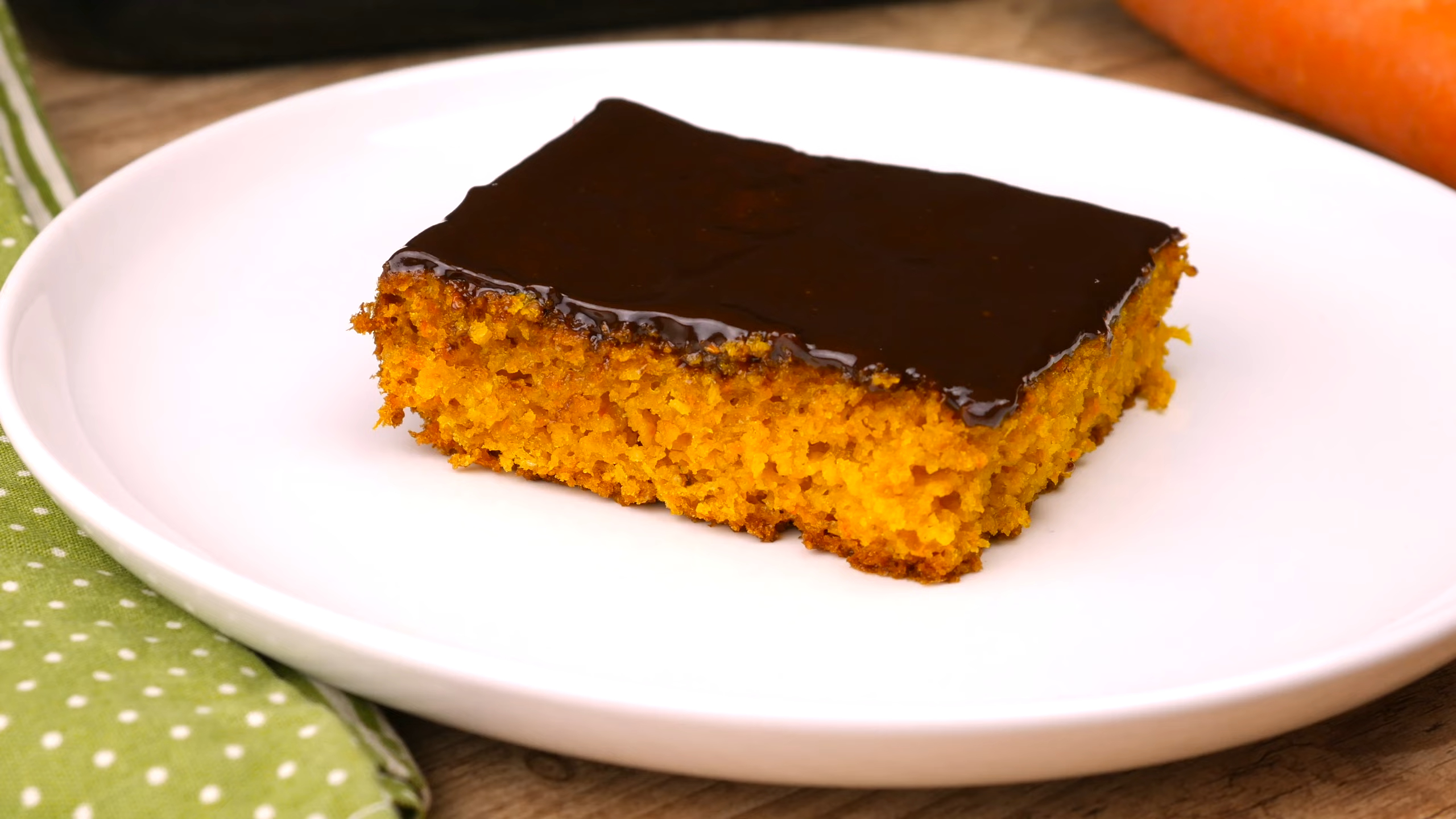 Bolo de Cenoura Saudável: Low Carb com Cobertura de Chocolate, Sem Lactose e Zero Açúcar, Pronto em Minutos!