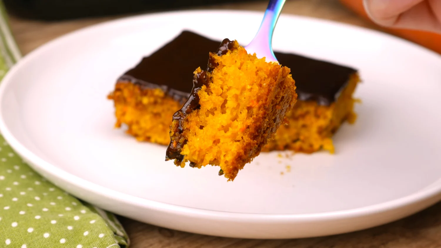 Bolo de Cenoura Saudável: Low Carb com Cobertura de Chocolate, Sem Lactose e Zero Açúcar, Pronto em Minutos!