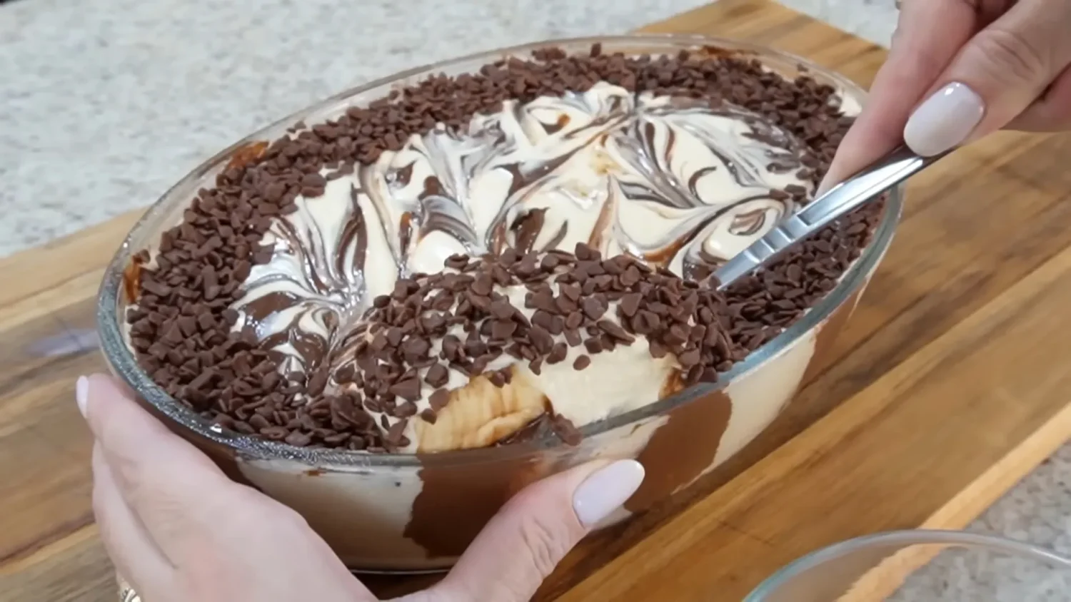 Passo a Passo para Preparar o Ninho Trufado na Travessa