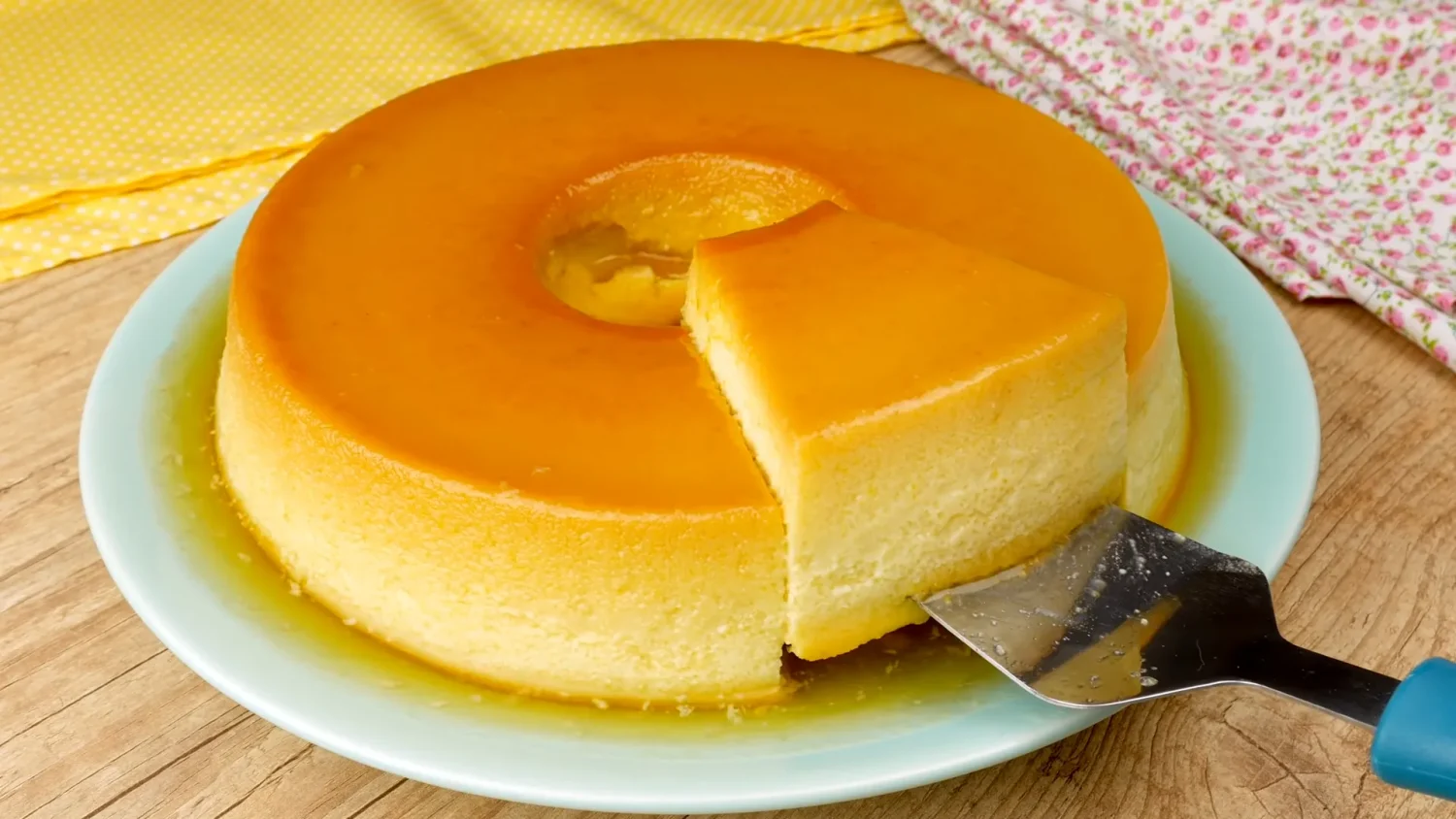 Se você está procurando uma sobremesa que seja ao mesmo tempo simples de fazer e surpreendentemente deliciosa, o pudim de milho de latinha é a escolha perfeita. Com um sabor único e textura cremosa, essa sobremesa traz o gostinho do milho de uma forma suave e irresistível. Ideal para servir em almoços de família ou ocasiões especiais, esse pudim vai encantar a todos com seu sabor diferente e acolhedor. Vamos aprender a fazer essa sobremesa deliciosa que vai surpreender sua família?
