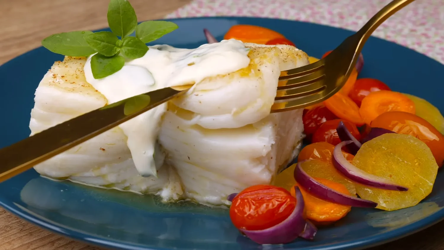 Bacalhau da Noruega com Molho Cremoso de Manjericão: Uma Explosão de Sabores