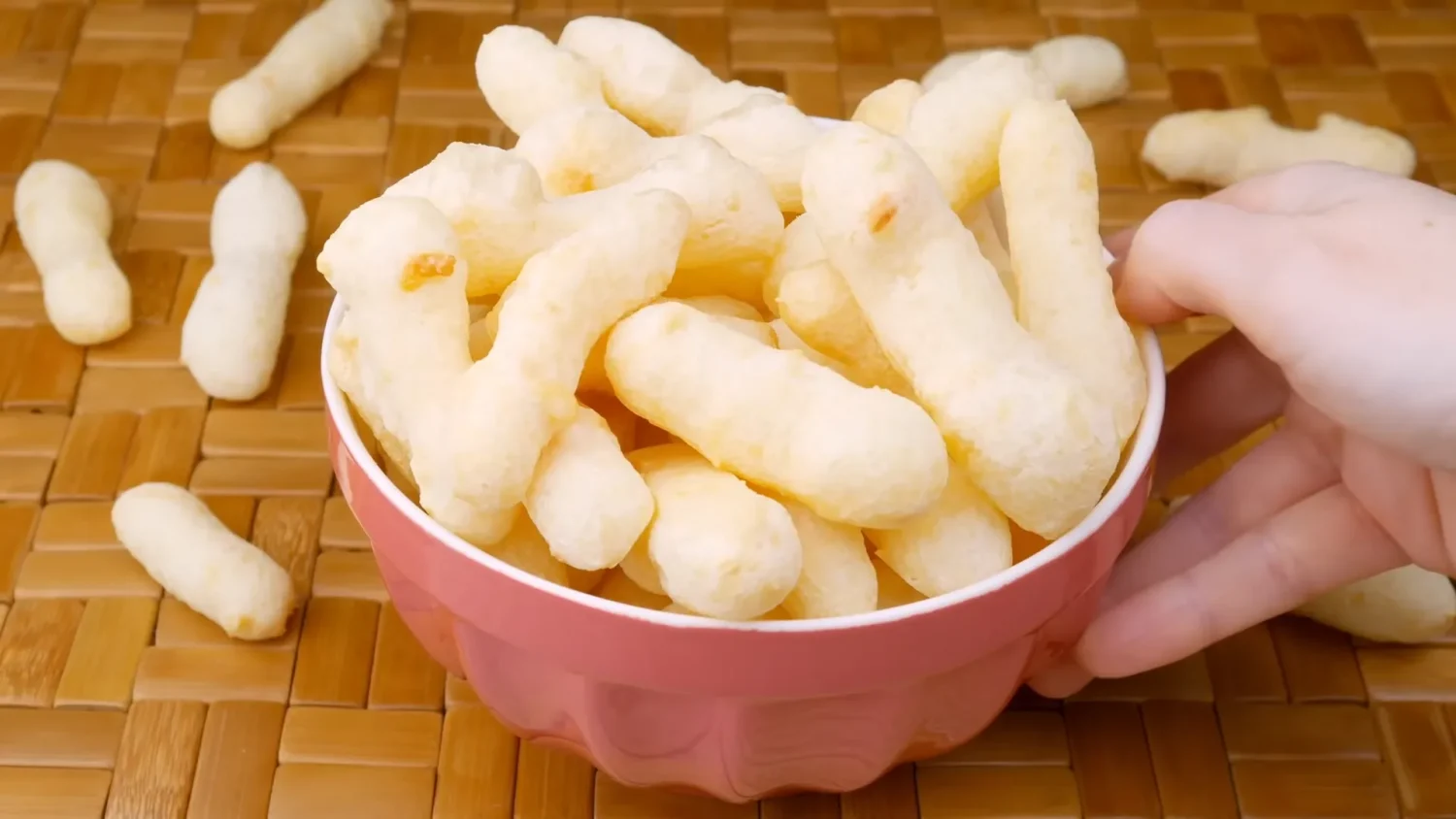 Se você já experimentou o tradicional Biscoito Chimango e adorou, prepare-se para se apaixonar pela versão caseira! Esse biscoito crocante por fora e macio por dentro, com um toque amanteigado, é simplesmente irresistível. E o melhor de tudo: feito em casa, ele fica ainda mais saboroso, superando até os que são vendidos nas melhores padarias.Fácil de preparar, o biscoito chimango é perfeito para acompanhar um café ou chá da tarde, e vai trazer aquele gostinho de tradição para a sua mesa. Vamos aprender a fazer essa delícia?