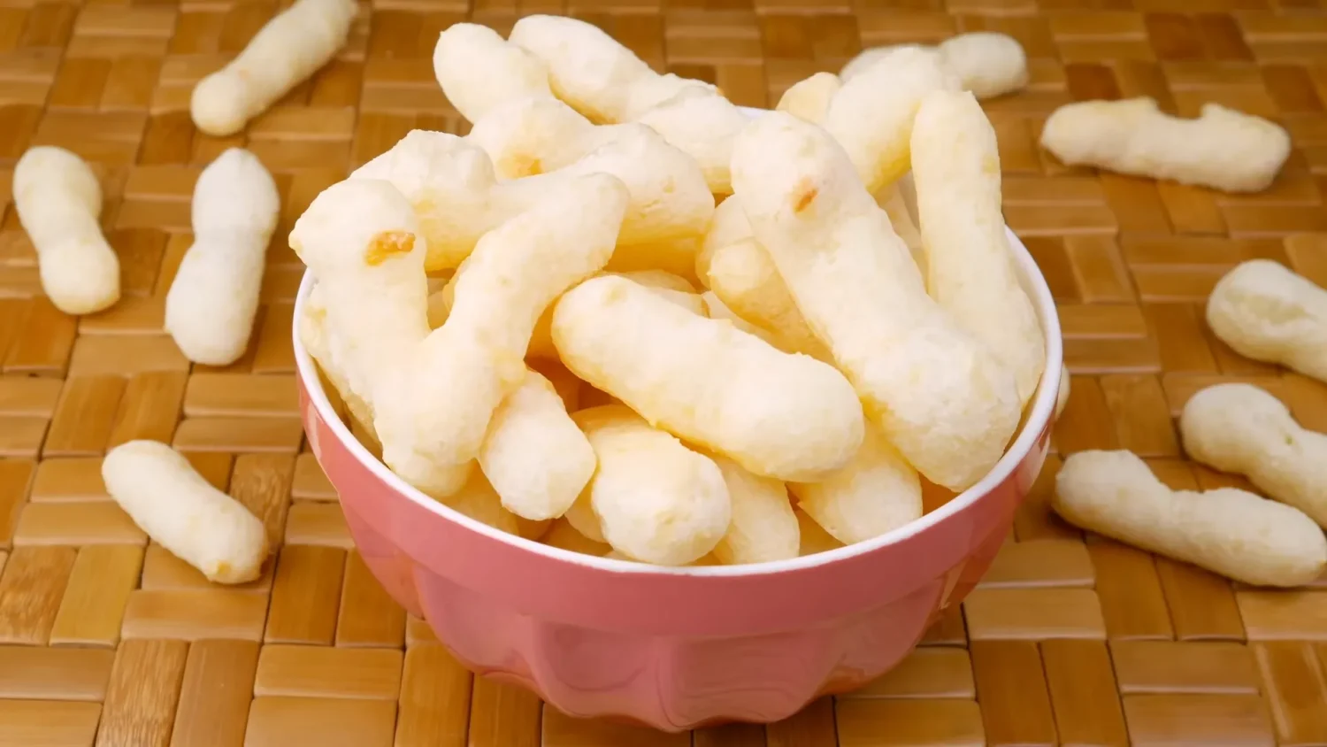 Se você já experimentou o tradicional Biscoito Chimango e adorou, prepare-se para se apaixonar pela versão caseira! Esse biscoito crocante por fora e macio por dentro, com um toque amanteigado, é simplesmente irresistível. E o melhor de tudo: feito em casa, ele fica ainda mais saboroso, superando até os que são vendidos nas melhores padarias. Fácil de preparar, o biscoito chimango é perfeito para acompanhar um café ou chá da tarde, e vai trazer aquele gostinho de tradição para a sua mesa. Vamos aprender a fazer essa delícia?