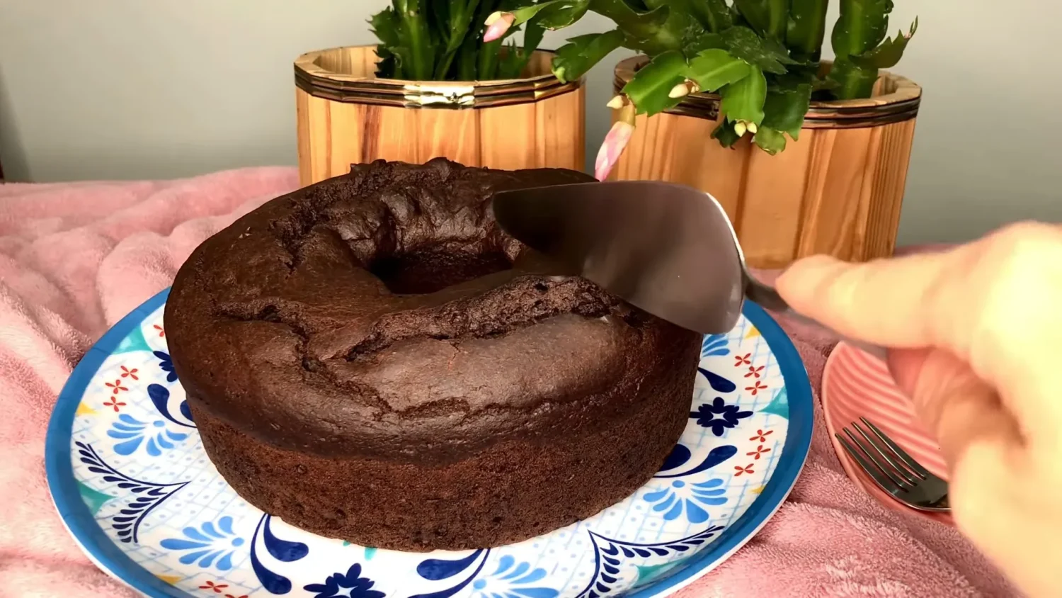 Bolo de Chocolate Saudável que é low carb, sem lactose e zero açúcar.