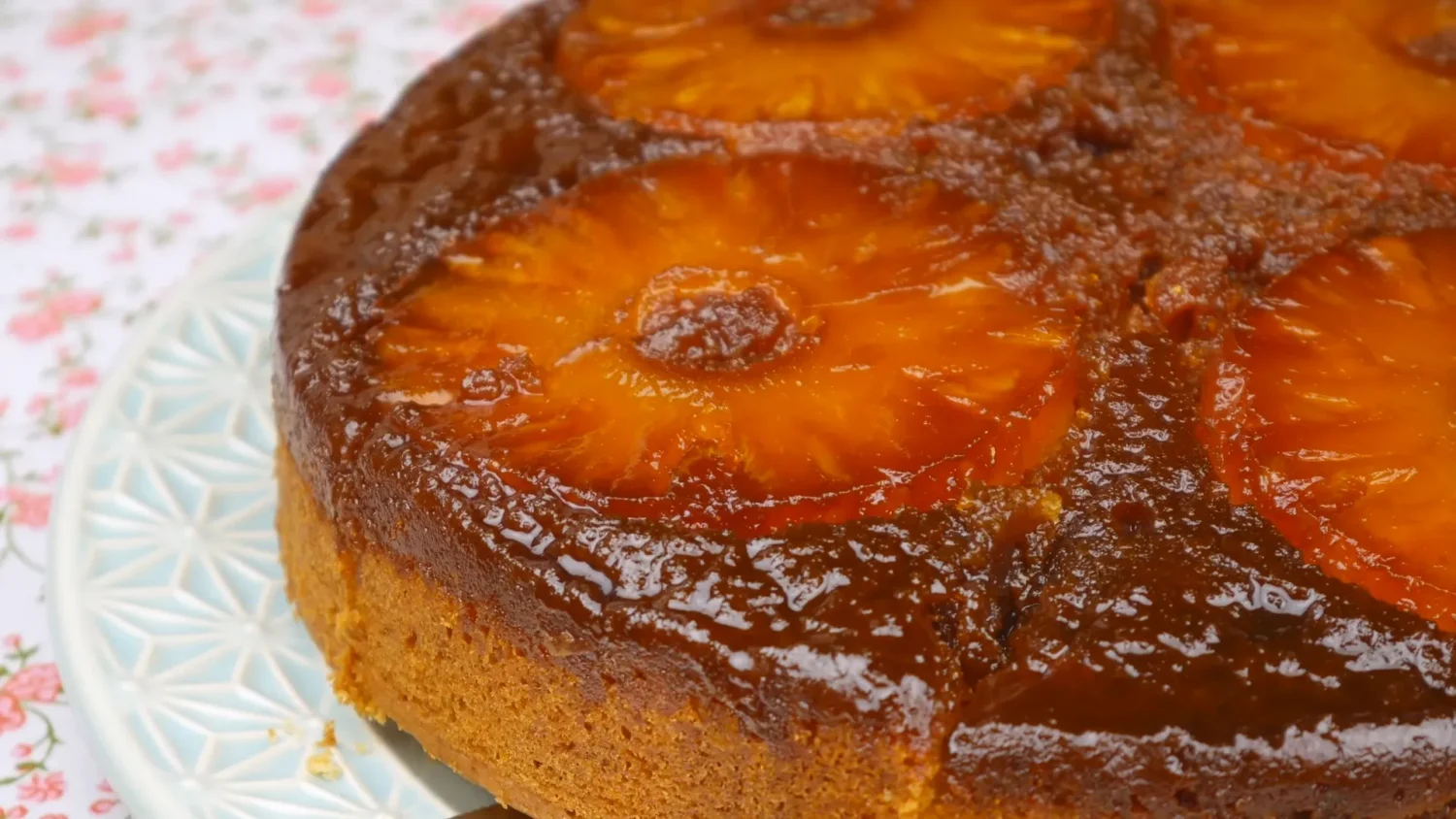 Receita de Bolo de Coco com Abacaxi Caramelizado: Sobremesa Perfeita para Qualquer Ocasião