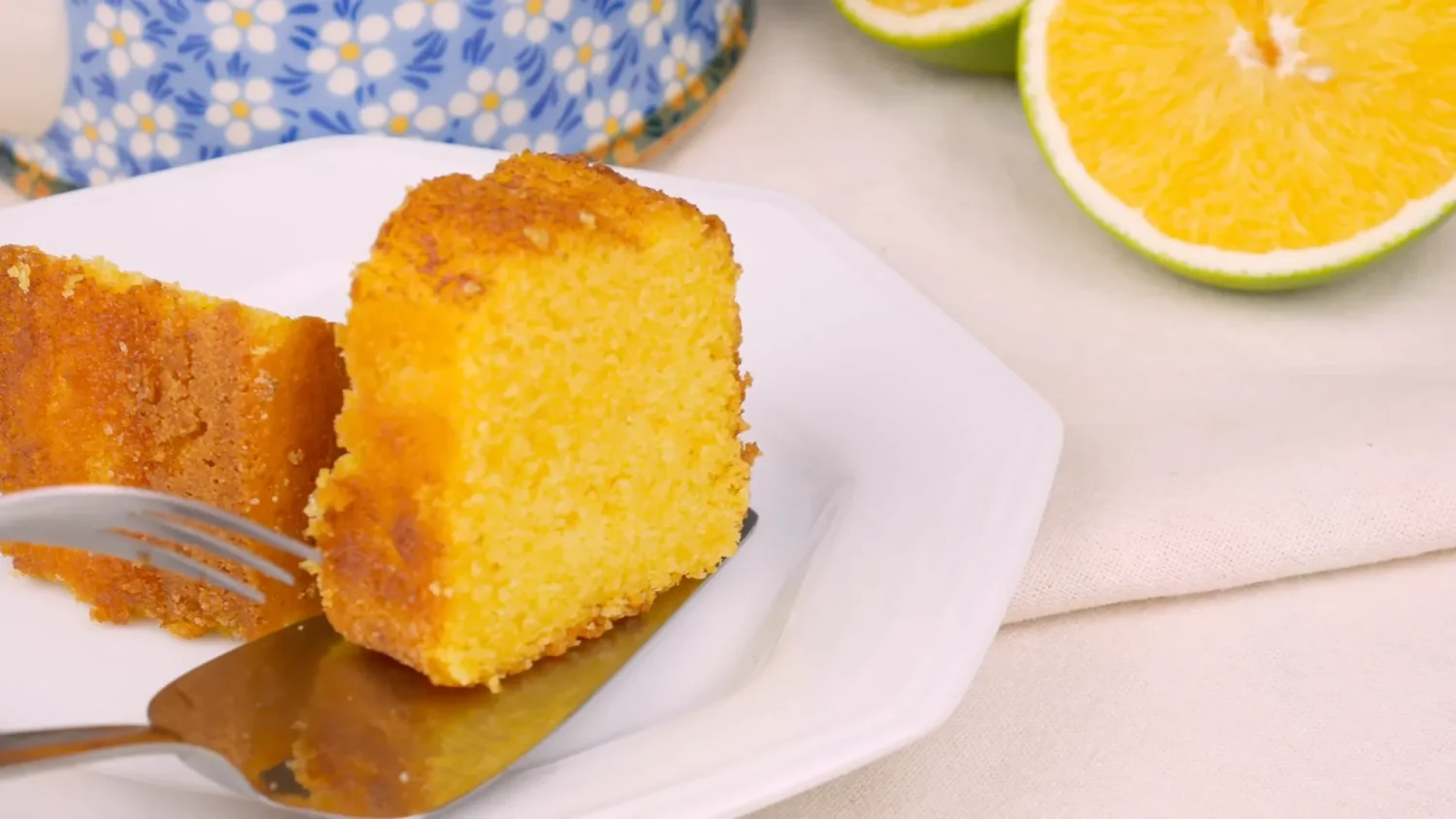 Bolo de Fubá com Suco de Laranja