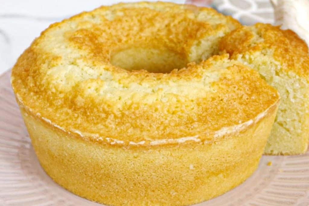 Receita de Bolo de Coco Simples: Um Doce Encanto para Seu Lanche