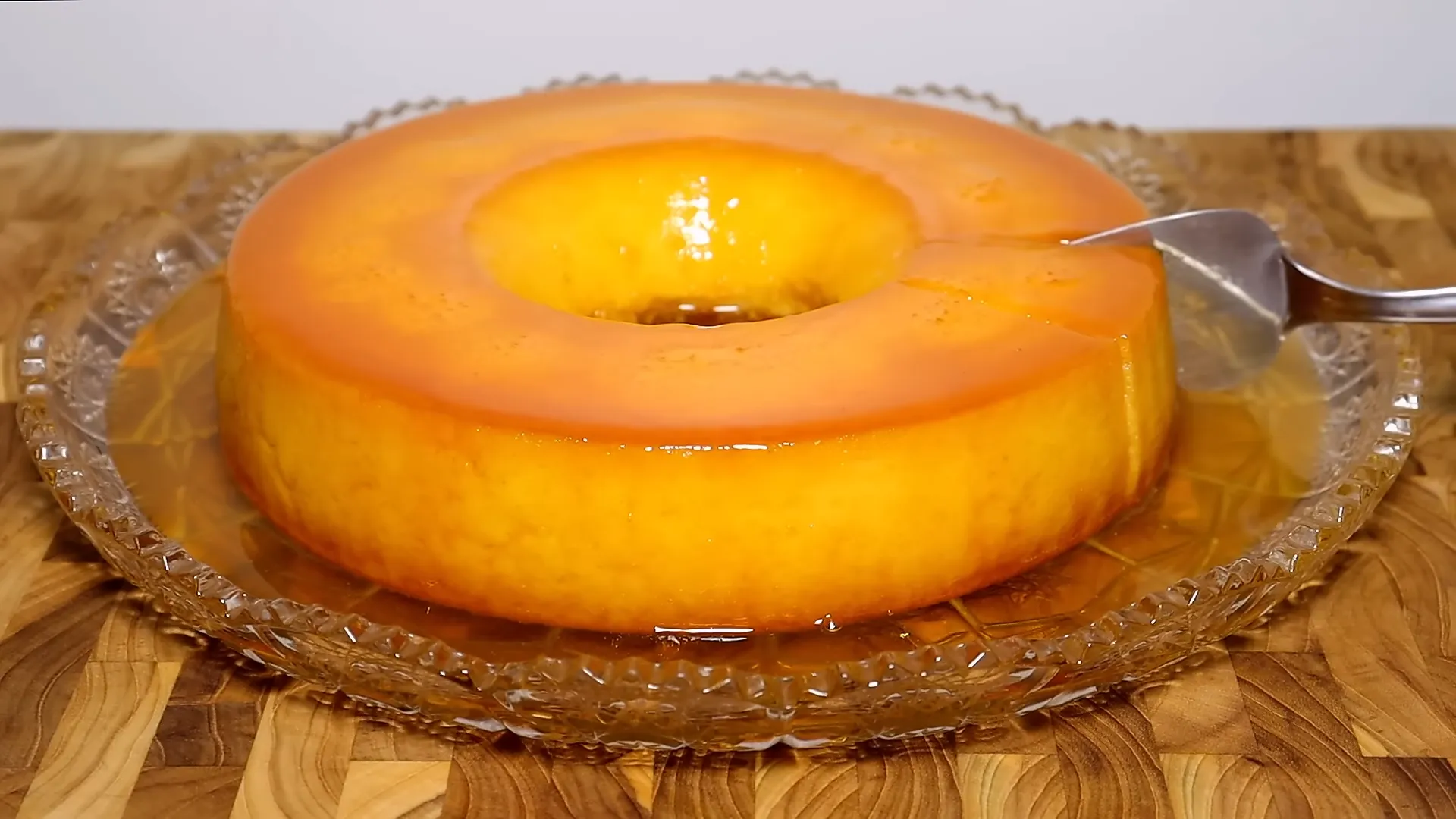 Se você está procurando uma sobremesa que combine sabor, simplicidade e aquele toque caseiro irresistível, o Pudim de Mandioca com Coco é a escolha perfeita. Essa receita tradicional é fácil de fazer e traz o melhor da combinação entre a textura cremosa da mandioca e o sabor suave do coco. É a sobremesa ideal para surpreender a família e os amigos em qualquer ocasião, com o gostinho especial das receitas caseiras. Além de delicioso, esse pudim é uma ótima opção para variar no cardápio de sobremesas, saindo do comum e trazendo um toque de originalidade à mesa. Vamos aprender a fazer essa delícia juntos?