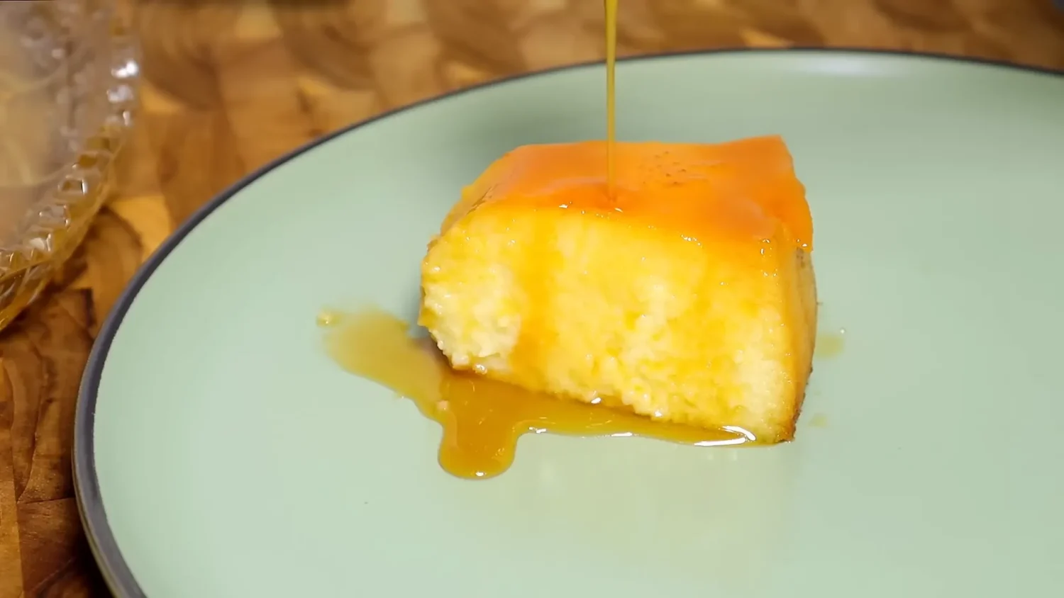 Se você está procurando uma sobremesa que combine sabor, simplicidade e aquele toque caseiro irresistível, o Pudim de Mandioca com Coco é a escolha perfeita. Essa receita tradicional é fácil de fazer e traz o melhor da combinação entre a textura cremosa da mandioca e o sabor suave do coco. É a sobremesa ideal para surpreender a família e os amigos em qualquer ocasião, com o gostinho especial das receitas caseiras.Além de delicioso, esse pudim é uma ótima opção para variar no cardápio de sobremesas, saindo do comum e trazendo um toque de originalidade à mesa. Vamos aprender a fazer essa delícia juntos?