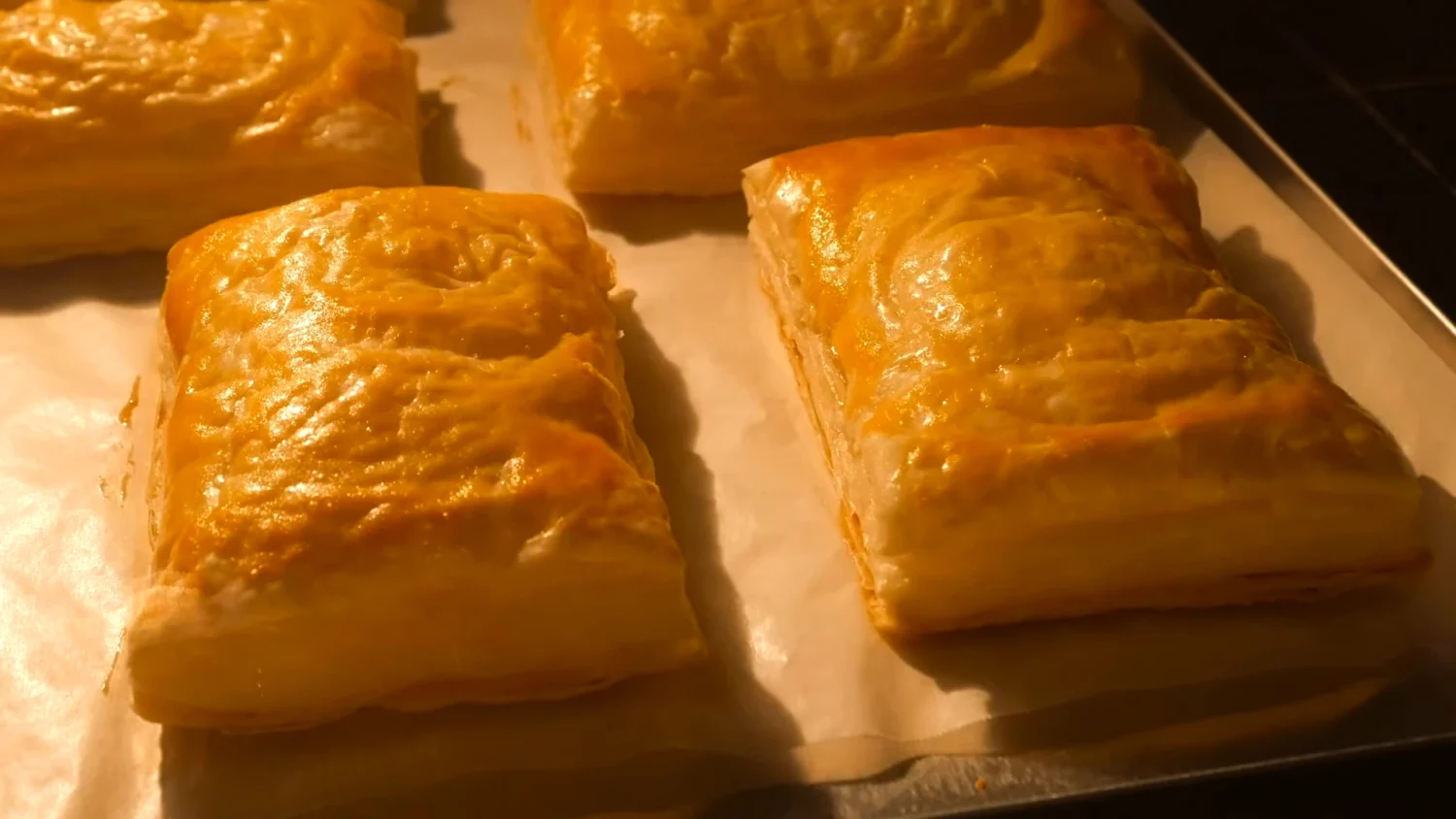 Aprenda a fazer um delicioso folhado de palmito com catupiry com ingredientes frescos e suculentos. Receita fácil e rápida, perfeita para qualquer ocasião.