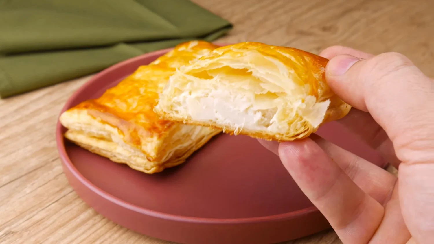 Aprenda a fazer um delicioso folhado de palmito com catupiry com ingredientes frescos e suculentos. Receita fácil e rápida, perfeita para qualquer ocasião.