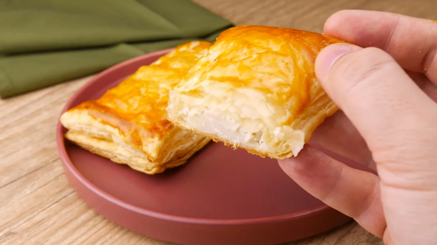 Aprenda a fazer um delicioso folhado de palmito com catupiry com ingredientes frescos e suculentos. Receita fácil e rápida, perfeita para qualquer ocasião.