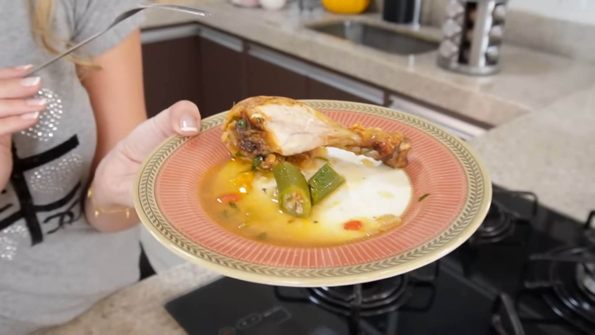 Frango com Quiabo: Receita Caseira que Vai Conquistar seu Paladar