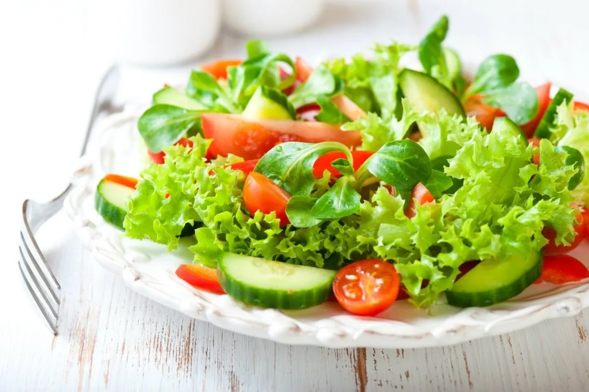 Salada verde de restaurante fácil, linda e super saborosa que todos vão amar!
