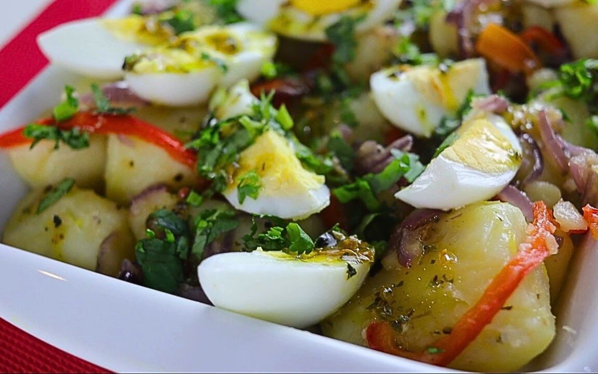 Salada de Batata com Ovos: seu almoço vai ficar delicioso