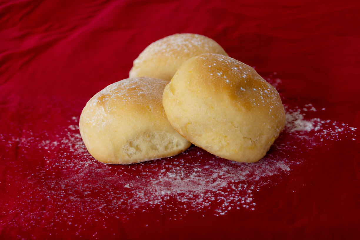 https://www.istockphoto.com/br/foto/p%C3%A3o-de-batata-caseiro-em-toalha-de-mesa-vermelha-gm1342548247-421927703?searchscope=image%2Cfilm