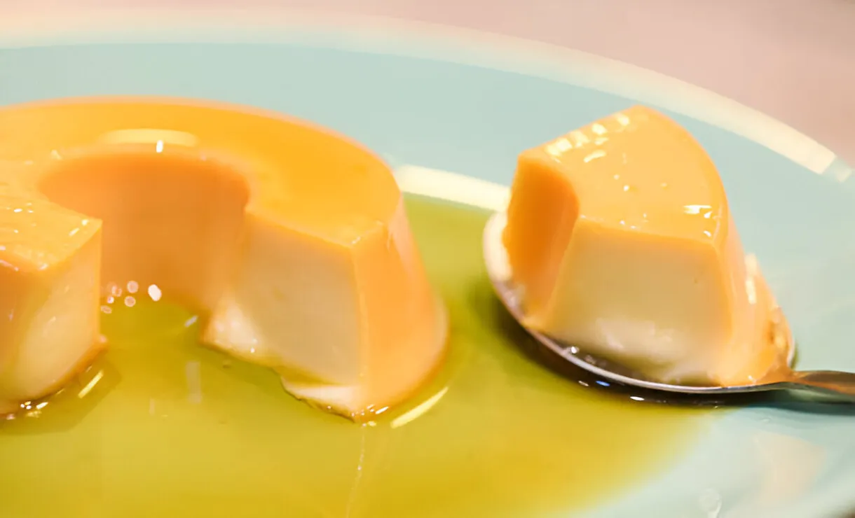 O Dia dos Pais está chegando, e não há forma melhor de celebrar essa data especial do que com uma sobremesa que é pura indulgência. O Pudim dos Anjos é uma daquelas receitas que encantam desde a primeira colherada, com uma textura super cremosa e um sabor delicado que derrete na boca. Essa sobremesa é perfeita para surpreender e mimar quem você ama, tornando o Dia dos Pais ainda mais doce e inesquecível.Este pudim é simples de fazer, mas o resultado é espetacular, digno de ser a estrela do seu almoço ou jantar de Dia dos Pais. Vamos aprender a preparar essa delícia juntos e garantir que o seu pai tenha um dia cheio de sabor e carinho?