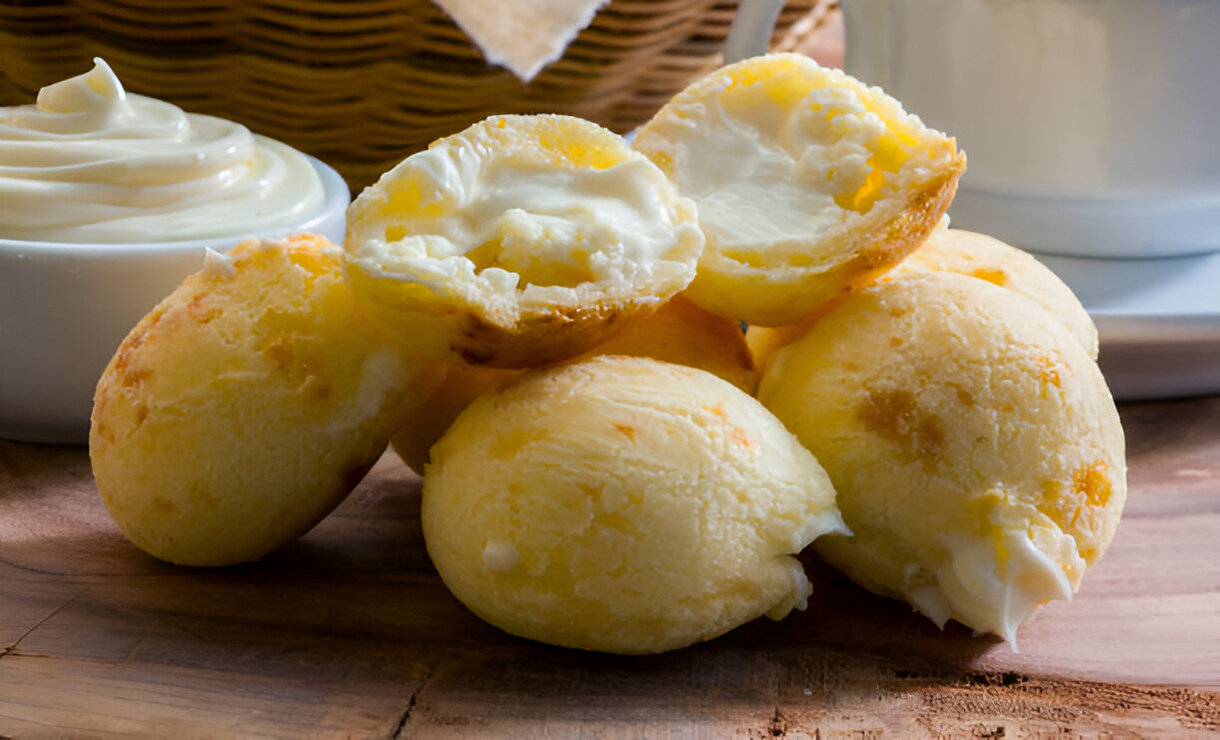 Receita de Pão de Queijo Recheado com Catupiry: Simples e Saborosa