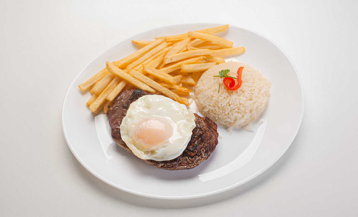 O Bife à Cavalo é um prato clássico, simples e incrivelmente saboroso, perfeito para quando você quer preparar um almoço rápido, mas sem abrir mão do sabor. Com poucos ingredientes e um preparo que leva apenas alguns minutos, essa receita é ideal para quem quer praticidade na cozinha, mas ainda assim deseja surpreender à mesa.Vamos aprender a fazer esse Bife à Cavalo de forma fácil e rápida para garantir um almoço delicioso?