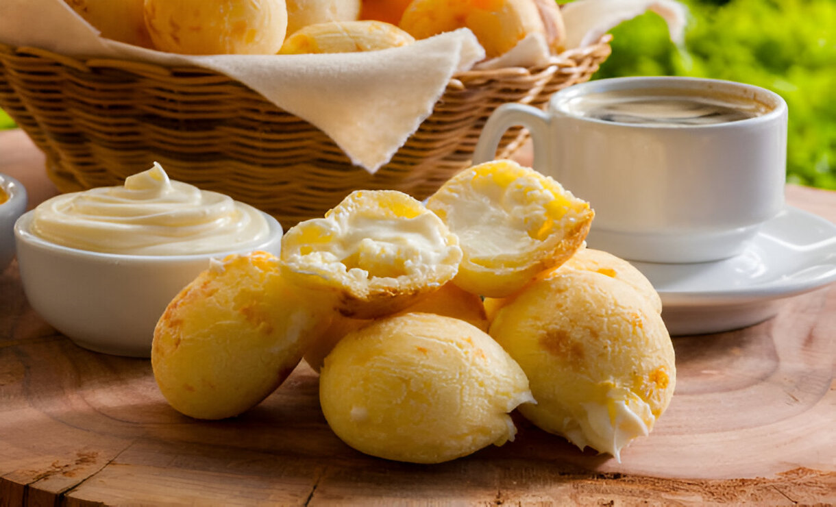 Pão de queijo recheado com catupiry