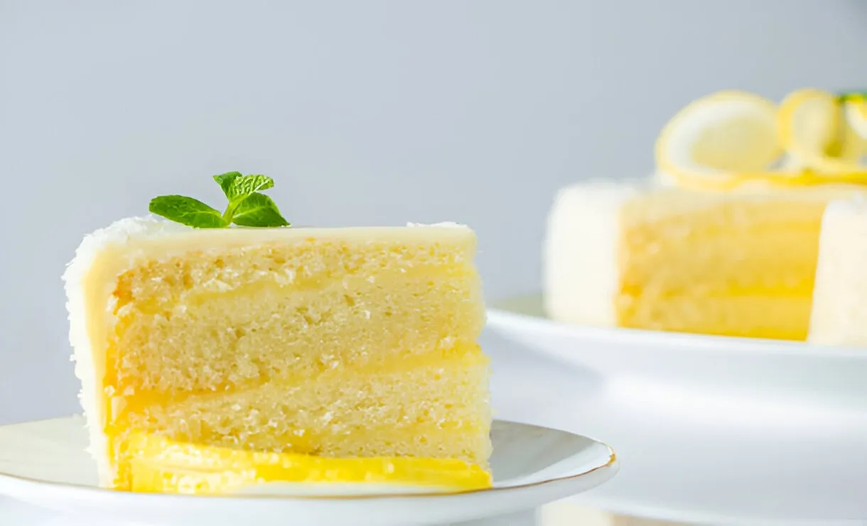 Bolo de Limão com Cobertura Que é de Comer Lambendo os Dedos de Tão Gostoso