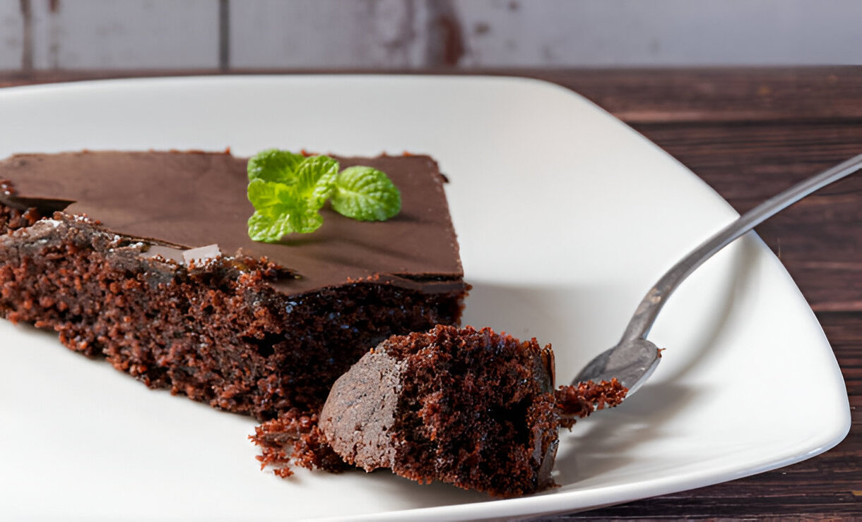 Descubra Por Que Essa Torta de Chocolate Fica Tão Macia e Cremosa