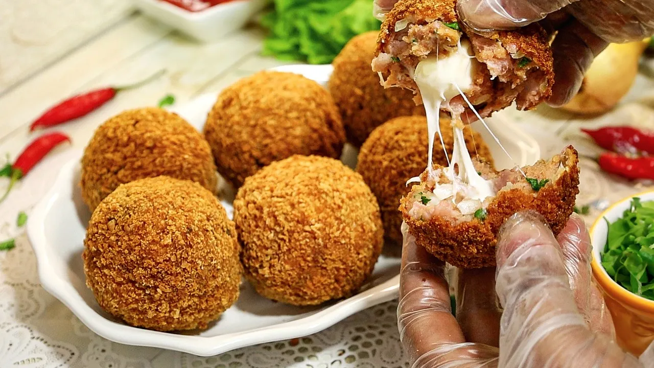 Prepare um Almoço Incrível em Poucos Minutos com Esse Bolinho de Linguiça com Queijo, Saboroso e Fácil de Fazer